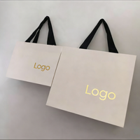 Bolsas de Papel para Regalo con Logotipo Estampado en Oro Personalizado, Laminación Mate y Asas de Listón