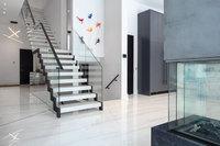 Escalier en zigzag intérieur avec balustrade en verre entièrement transparente