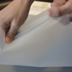 Rouleau <span class=keywords><strong>de</strong></span> <span class=keywords><strong>film</strong></span> en polyester TPU transparent mat résistant à <span class=keywords><strong>la</strong></span> déchirure, thermoscellable sur mesure, imperméable, écologique, multi-usages - Product Image 3