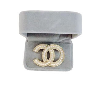 Nouvelle Broche en Alliage Lettre Luxe Léger avec Zircon Brillant, Épingle de Revers Élégante pour Décoration de Costume, Chemise, Manteau et Usage Quotidien - Product Image 4