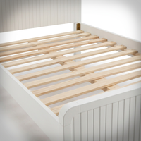 Cadre de lit élégant en bois taille King avec pin Radiata et MDF durables, design de plateforme spacieux et robuste, blanc/noir