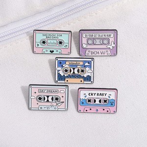 Al por mayor: Pin <span class=keywords><strong>de</strong></span> solapa <span class=keywords><strong>de</strong></span> metal esmaltado con diseño <span class=keywords><strong>de</strong></span> cinta musical y la mejor canción, <span class=keywords><strong>de</strong></span> moda, para bolsos y ropa, para amigos - Product Image 1