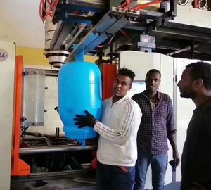 Machine de soufflage de PE de 200 <span class=keywords><strong>litres</strong></span>, fabrication de conteneurs en HDPE, PP, ABS, de fûts à huile avec composants de base du moteur - Product Image 6