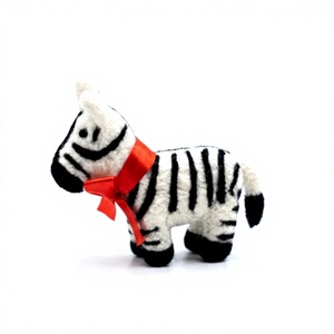Adorno Navideño de Pared con Diseño de Zebra Blanca Tejida a Mano con Lana 100% Certificada Ecológica, Cinta Roja y Animal de Dibujos Animados para Interiores - Product Image 5