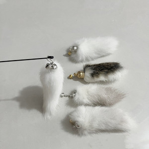 Jouet pour chat naturel en queue de lapin parfumée pour le jeu autonome, soulagement de l'ennui, jouet suspendu pour chat avec clochette pour l'entretenir - Product Image 5