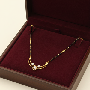 Elegante Collar de Cuentas Negras con Diseño Dorado y Piedras Similares a Diamantes, Perfecto para Moda Tradicional y Contemporánea - Product Image 3