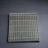 Grilles en acier à prix imbattable, grilles en acier dentelées avec barres torsadées