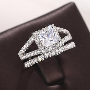 Anello di Fidanzamento con Diamante Taglio Principessa in Oro Bianco, Fascia con Diamanti Naturali Colore D per Donna - Product Image 3