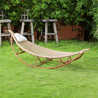 Fauteuil à bascule en rotin moderne Meiqi en forme de lune avec coussins pour une utilisation en extérieur et en intérieur, résistant aux UV