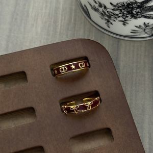 Anello Aperto Regolabile Vintage di Lusso con Fiocco e Lettera, Placcato Oro 20K, in Ottone con Smalto <span class=keywords><strong>Rosso</strong></span> <span class=keywords><strong>Vino</strong></span>, Vendita all'Ingrosso - Product Image 2