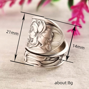 Anello da Donna Regolabile con Foglie e Fiori in Stile Vintage Scuro, Decorativo e alla Moda - Product Image 3