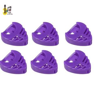 2023 couleur pourpre facile à coller matière <span class=keywords><strong>plastique</strong></span> en forme de triangle collant Portable basse médiator support économiseur boîte Instrument de musique - Product Image 3