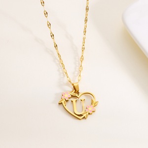 Collana iniziale in acciaio al titanio da donna in acciaio placcato oro 18K con fiore d'amore a 26 lettere - Product Image 4