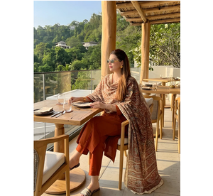 Ensemble Kurta et pantalon décontracté en coton terracotta à col en V avec dupatta imprimée pour femme, séchage rapide, sans plis, tenue ethnique - Product Image 2