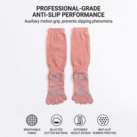Chaussettes de yoga antidérapantes à cinq doigts avec logo personnalisé pour femmes, chaussettes de Pilates montantes à grip, respirantes en coton, pour barre, danse et gym, OEM ODM