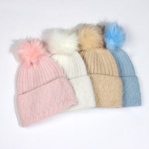 Gorro de punto personalizable para mujer 2025 con pompón extraíble Logotipo de negocios con estampado de invierno para viajes de otoño - Product Image 3