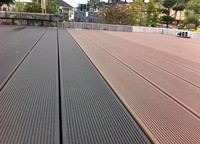 Planche de terrasse extérieure moderne en PVC avec surface en grain de bois Plancher de piscine WPC antidérapant et imperméable