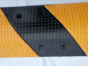 โหนกความเร็วสีเหลืองสีดำกันลื่นบนถนนเพื่อความปลอดภัยในการจราจร - Product Image 1