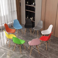 Chaise ergonomique moderne en plastique PP avec pieds en bois massif ou en métal, tabourets de bar de luxe faits à la main pour la maison, le commerce et l'extérieur