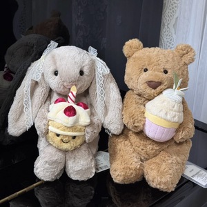 EZBABY Peluche Super Morbido Stile Bugs Bunny British Jelly Cat con Torta di Compleanno, Regalo per Bambini - Product Image 3