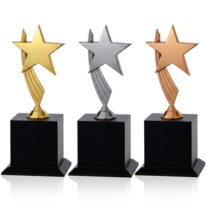 Trofeo estrella de metal premium. Hermoso trofeo diseñado con un cuerpo de metal duradero, ideal para reconocimiento y agradecimiento anuales. - Product Image 1