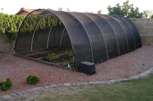 شبكة تظليل بنسبة 90٪ كبيرة الحجم سوداء اللون من مادة البولي إيثيلين مزدوجة الطبقات مع مشابك للقطع لنباتات الحدائق والزهور والدفيئات 2×2 متر - Product Image 6