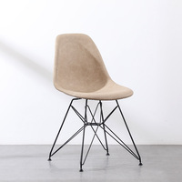 Chaise de salle à manger moderne et simple en fer forgé avec rembourrage doux, dossier créatif, style luxueux et raffiné pour usage domestique