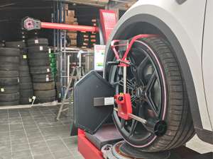 เครื่องตั้งศูนย์ถ่วงล้อดิจิตอล 3 มิติ ความแม่นยำสูง สำหรับอู่ซ่อมรถยนต์ พร้อมอุปกรณ์ยกและบริการยาง - Product Image 5