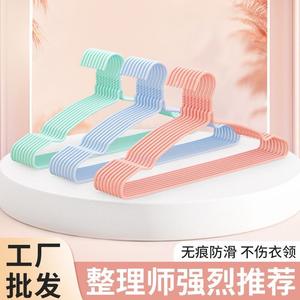 Cintre rectangulaire en velours rose avec rainures antidérapantes pour magasin de vêtements, type crochet - Product Image 3