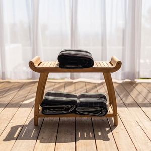 Banc de douche en teck Decca avec étagère à lattes, design moderne et minimaliste, résistant à l'eau, mobilier d'extérieur - Product Image 1