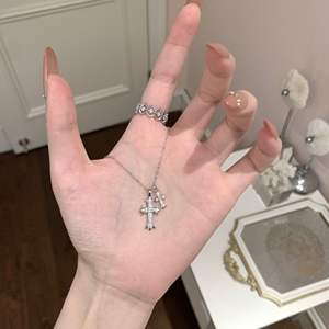 สร้อยคอเงินแท้ S925 ดีไซน์ 'หัวใจแตก' สำหรับวัยรุ่นหญิง ประดับโบว์เงินและมุก สร้อยคอหวานๆ สไตล์สาวหวาน - Product Image 3