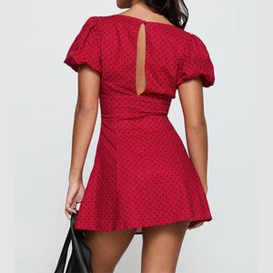 เดรสสั้นผู้หญิงแบบใหม่ แต่งลูกไม้เว้าคอวี เซ็กซี่ แขนพองสั้น สีแดง ผ้าฝ้ายเนื้อนุ่ม ลายจุด เหมาะสำหรับงานปาร์ตี้ริมชายหาด - Product Image 2