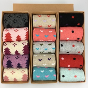 Vente en gros d'ensemble de chaussettes de Noël pour femmes en boîte avec motif d'ours <span class=keywords><strong>chat</strong></span> tricoté respirant et coloré pour les fêtes - Product Image 3