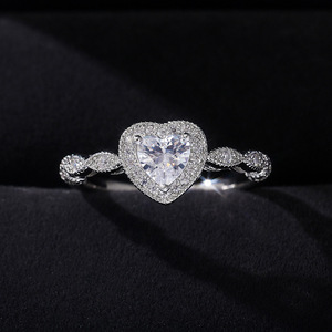 Anello da donna con zirconi lucidi a forma di cuore, design unico ed elegante, perfetto per San Valentino, per feste quotidiane, gioiello da dito abbinabile a tutto, regalo - Product Image 3