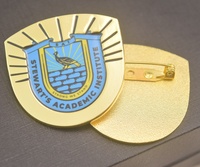 Épinglette personnalisée Novus College en émail avec design vintage de carnet, broche souvenir universitaire personnalisée
