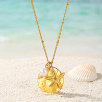 Collier unisexe tendance style océan en acier inoxydable plaqué or avec pendentif géométrique, chaîne latérale perlée, étoile de mer et coquillage, et perle