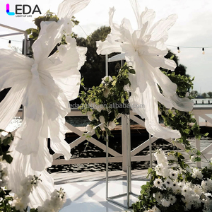 Décoration de centre de table LEDA, fleurs en papier géantes faites à la main, fleurs artificielles géantes blanches, fleurs naturelles au toucher réel pour mariage - Product Image 1