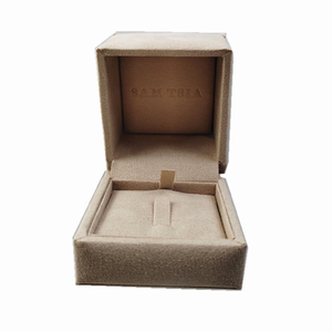 Elegante caja de joyería de gamuza beige con logotipo en relieve, inserto extraíble y espacio para un solo anillo. - Product Image 2