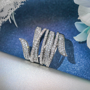 Anello a strati con nastro per donna, gioiello da dito geometrico di lusso alla moda - Product Image 2