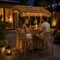 Ensemble de bar de jardin en rotin tressé de style Tiki avec toit en chaume, 2 tabourets de bar et structure en acier