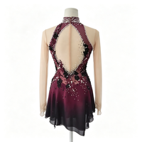 Robe de patinage artistique rouge bordeaux en dentelle noire à col montant et dos ouvert, avec strass et dégradé, pour spectacle de danse sur glace