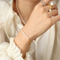 Bracelet pour femme CELES tendance en acier inoxydable plaqué platine avec perle d'eau douce en forme de boule