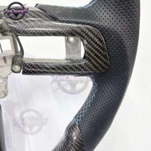 Volant de voiture en fibre de carbone, style tendance, vente chaude en usine, pour <span class=keywords><strong>Ford</strong></span> <span class=keywords><strong>Mustang</strong></span> 2018 2019 <span class=keywords><strong>2020</strong></span> 2021 2022 2023 - Product Image 3