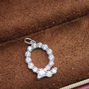 จี้ตัวอักษรเงินแท้ 925 รุ่นคลาสสิกจาก UM Jewelry สำหรับผู้หญิง เด็ก ของขวัญวันครบรอบ วันแต่งงาน และโอกาสพิเศษต่างๆ - Product Image 2