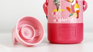 Agua de plástico con pajita y cuerda <span class=keywords><strong>2023</strong></span> nuevo producto 1000ml niños lindas botellas de agua OPP Camp regalos listos sostenibles - Product Image 5