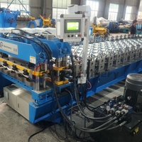 Machine de formage à froid de tôles de toiture en tuiles émaillées entièrement automatique à haute efficacité pour la production de tôles d'acier colorées de haute précision