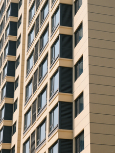 شباك تهوية خارجية أفقية من الفولاذ المجلفن المطلي بمسحوق الفلوروكربون، تصميم عصري ومتين وصديق للبيئة - Product Image 4