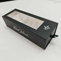 Boîte cadeau rigide en carton avec fenêtre transparente, ruban et languette de tirage, insert compartimenté pour l'emballage de produits de luxe