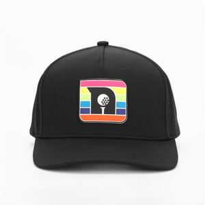 Sombrero para papá con logotipo de PVC de goma de 5 paneles personalizado, sombrero perforado impermeable con corte láser, gorra de béisbol negra con ala precurvada - Product Image 2