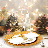 Chargeurs décoratifs en or de 13 pouces Assiettes de présentation florales en plastique perlées en or Assiettes de présentation en vrac pour le dîner en argent de mariage